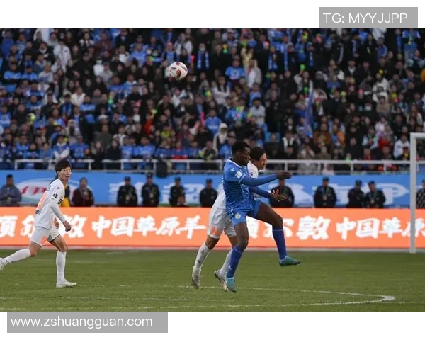 足球明星在草坪上滑翔庆祝瞬间展现激情与荣耀的完美结合