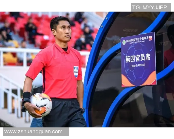 世界级足球明星裁判的崛起与挑战：从绿茵场到裁判席的传奇之路